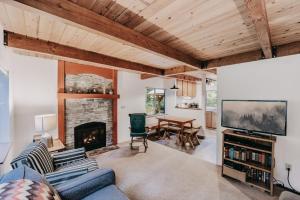 un soggiorno con divano e camino di Silver Lake #67 a Maple Falls Altre 53 foto