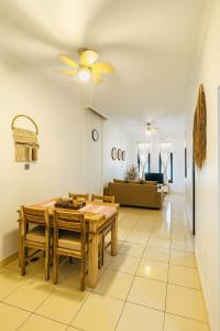 una sala da pranzo con un tavolo e un divano di Villa Cempaka - Pemogan a Denpasar