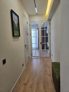 een lege woonkamer met een bank en een deur bij Penthouse Nusha Apartments in Doesjanbe +16 foto's