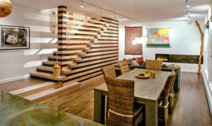 una sala da pranzo con un tavolo e una scala di Silver Lake #83 a Maple Falls