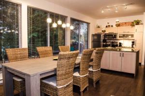 una cucina e una sala da pranzo con tavolo e sedie in legno di Silver Lake #83 a Maple Falls