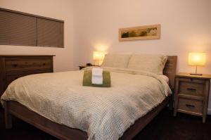 una camera da letto con un letto grande con due comodini di Silver Lake #83 a Maple Falls Altre 35 foto