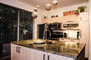 una cucina con un lavello e un piano di lavoro di Silver Lake #83 a Maple Falls