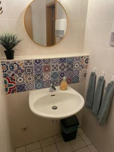 un bagno con lavandino e specchio di Cottbus Virchowstraße Zentrum a Cottbus