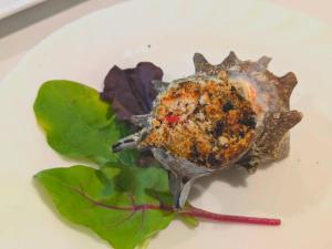 ein Stück Essen auf einem weißen Teller mit Salat in der Unterkunft Villa FUN Kawana in Ito