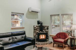 un soggiorno con divano e camino di Glacier Springs #12 a Glacier