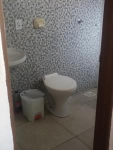 ein Badezimmer mit Toilette und Waschbecken in der Unterkunft Casa no Centro da cidade! in Goiás + 20 Fotos