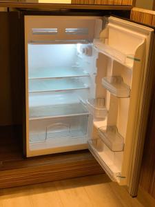 einem leeren Kühlschrank mit offener Tür in der Küche in der Unterkunft فندق تمايا العاشر من رمضان in Madinat Al Ashir min Ramadan