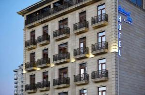 een gebouw met balkons aan de zijkant bij Boulevard Side Hotel in Baku +157 foto's