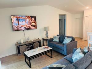 een woonkamer met twee banken en een salontafel bij Blue Mantle Charlotte Hideaway in Port Charlotte
