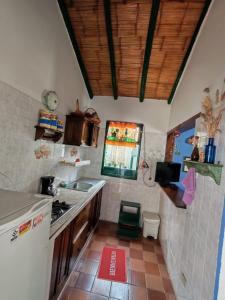 Køkken eller tekøkken på Pueblito Boyacense, Hotel Boutique La Cueva de la Luna