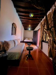 Postel nebo postele na pokoji v ubytování Ferme des Oliviers - Villa de Charme avec Vue Nature