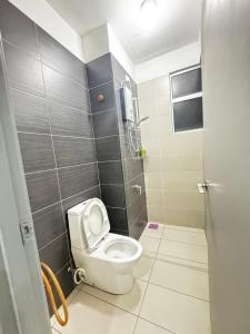 Et badeværelse på Comfort Suites Austin Johor bahru + 77 billeder