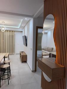 ein Wohnzimmer mit einem Tisch und ein Zimmer mit einem Sofa in der Unterkunft Mirador Golf 3 in Cabo Negro