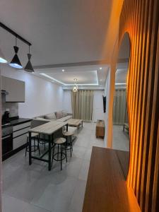 ein Wohnzimmer mit einem Tisch und einigen Stühlen in der Unterkunft Mirador Golf 3 in Cabo Negro