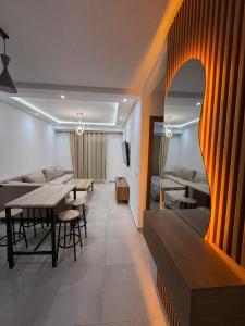 ein Esszimmer mit Tischen und Stühlen und einer Couch in der Unterkunft Mirador Golf 3 in Cabo Negro + 36 Fotos