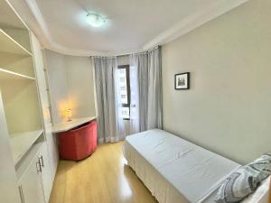 a small room with a bed and a window at Flat Moema Apart La Maison D´Stan 02 DTS - UH82 in São Paulo +42 photos