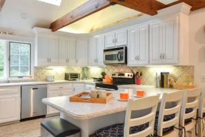 Køkken eller tekøkken på Private pool 3 mins to Skaket Beach