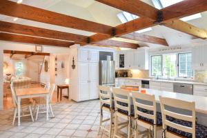 Køkken eller tekøkken på Private pool 3 mins to Skaket Beach