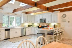 Køkken eller tekøkken på Private pool 3 mins to Skaket Beach + 24 billeder