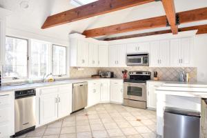 Køkken eller tekøkken på Private pool 3 mins to Skaket Beach