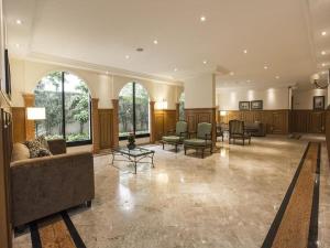 a large living room with couches and chairs at Flat Moema Apart La Maison D´Stan 02 DTS - UH82 in São Paulo