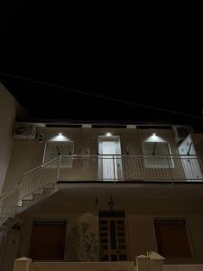 een gebouw met een trap 's nachts bij Aubry Appartament in Praia a Mare +1 foto