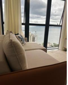 En eller flere senge i et værelse på Apartamento vista Mar Piscina Poucos metros do mar