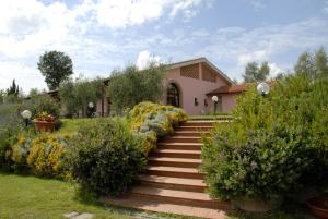 dom ze schodami w ogrodzie w obiekcie Agriturismo Marrucola w mieście San Miniato