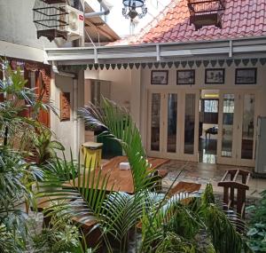 una casa con un cortile con piante di fronte di Paviliun Omah Ndanu a Yogyakarta
