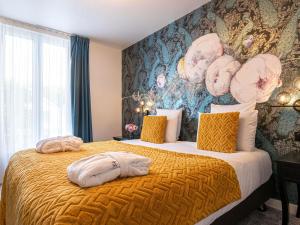 een slaapkamer met 2 kussens op een bed bij Mercure Paris Saint Cloud Hippodrome in Saint-Cloud +160 foto's