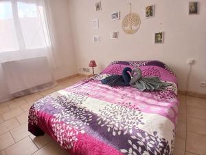 Eine Frau, die in einem Schlafzimmer auf einem Bett liegt. in der Unterkunft Grand Studio Côté Jardin in Saint-Sernin