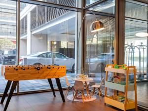 ein Raum mit einem Tisch und Stühlen und einem Fenster in der Unterkunft ibis Dubai One Central in Dubai