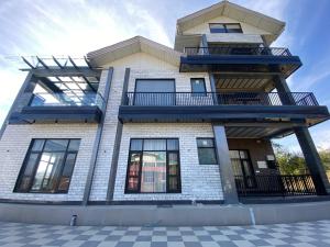 un bâtiment avec des balcons sur le côté dans l'établissement Chahat Villa, à Palampur