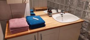 een badkamer met wastafel en handdoeken bij Great apartment with extreme views in Tromsø +22 foto's