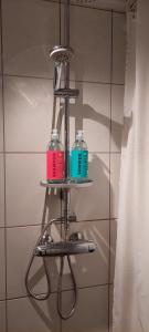 twee flessen op een plank in een badkamer bij Great apartment with extreme views in Tromsø