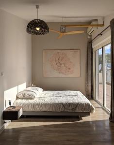 Postel nebo postele na pokoji v ubytování Chic Villa 20min from Beaches 40 from Mountains