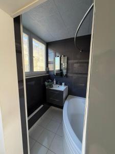une salle de bains avec baignoire, toilettes et lavabo dans l'établissement Appartement hyper-centre Stella, à Dunkerque