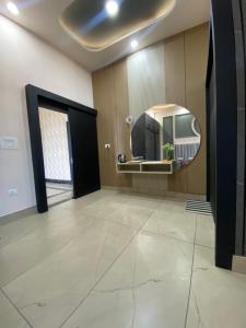 La grande salle de bains est pourvue d'un miroir et d'un lavabo. dans l'établissement Chahat Villa, à Palampur 93 autres photos