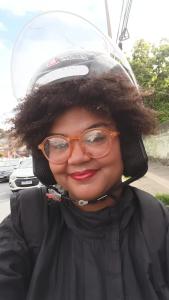 una donna che indossa occhiali, casco e cuffie di House Ana's a Vespasiano