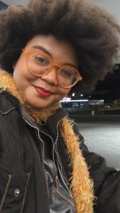 una donna con gli occhiali e un afro di House Ana's a Vespasiano