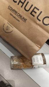 una bottiglia di rossetto in un sacchetto di carta di House Ana's a Vespasiano