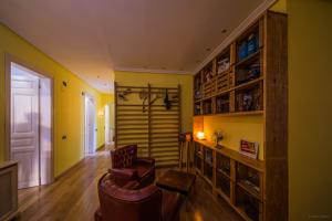 A seating area at Hostel Covent Garden by gaiarooms
