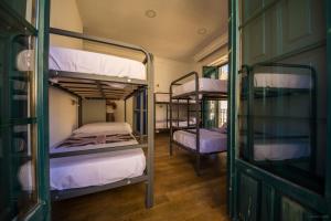Двухъярусная кровать или двухъярусные кровати в номере Hostel Covent Garden by gaiarooms