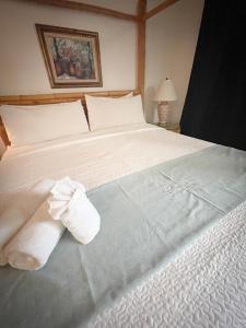 ein Schlafzimmer mit einem Bett mit Handtüchern darauf in der Unterkunft At Wind Chimes Boutique Hotel in San Juan