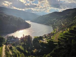 una vista di un fiume da una collina con montagne di Ermida Vista Douro a Baião