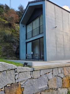 una casa in cima a un muro di pietra di Ermida Vista Douro a Baião Altre 11 foto