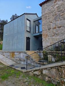 una casa con un muro in pietra e una scala di Ermida Vista Douro a Baião