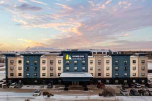 een uitzicht op een hotel met een gebouw bij Home Inn & Suites Saskatoon South in Saskatoon