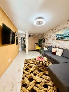 ein Wohnzimmer mit Sofa und Tisch in der Unterkunft Apartment with terrace and pool, Los Cristianos in Los Cristianos + 28 Fotos